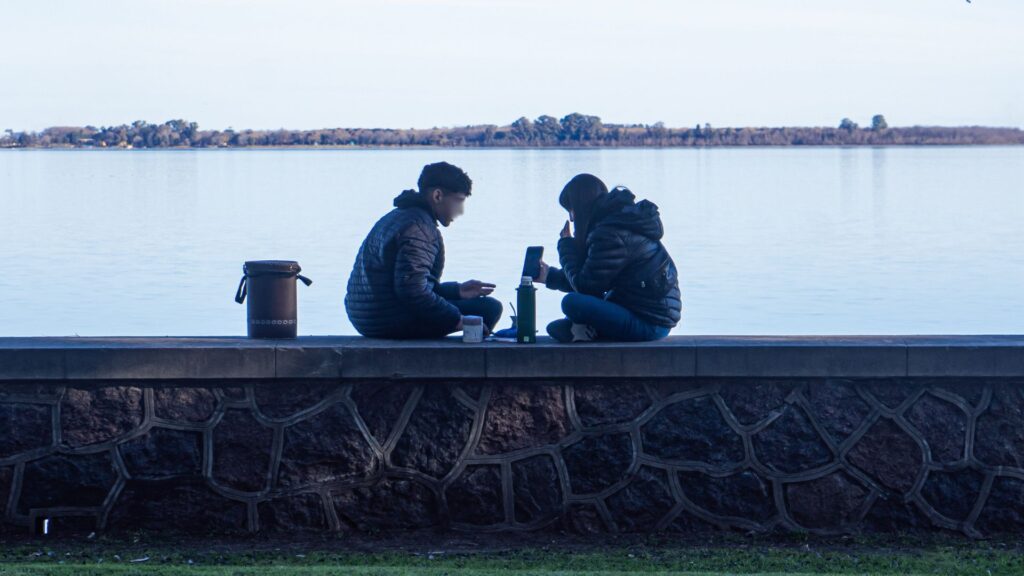 Pareja en la costanera de Chascomús