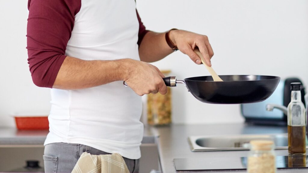 Hombre cocinando