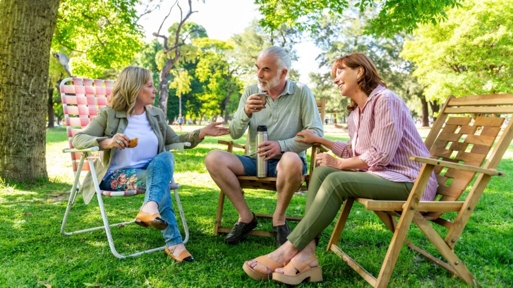 Personas conversando distendidas