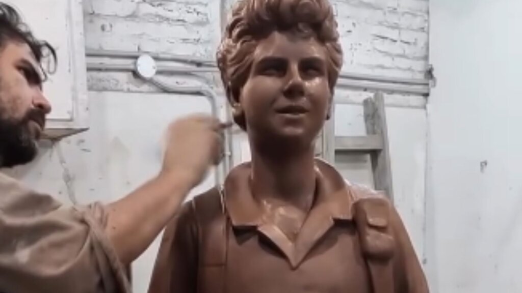 Escultura de Carlo Acutis para Chascomús