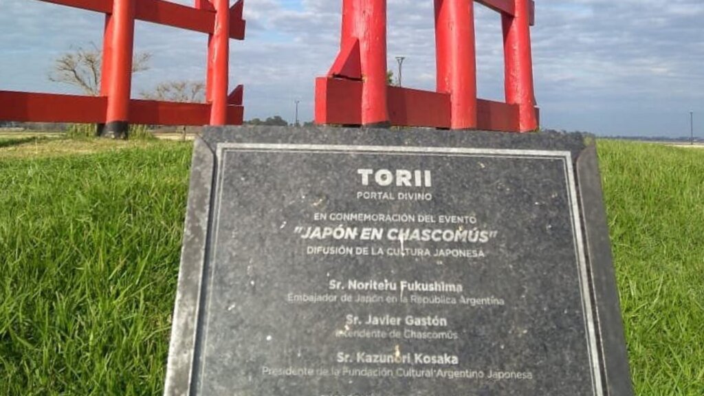 Placa en el Torii de Chascomús